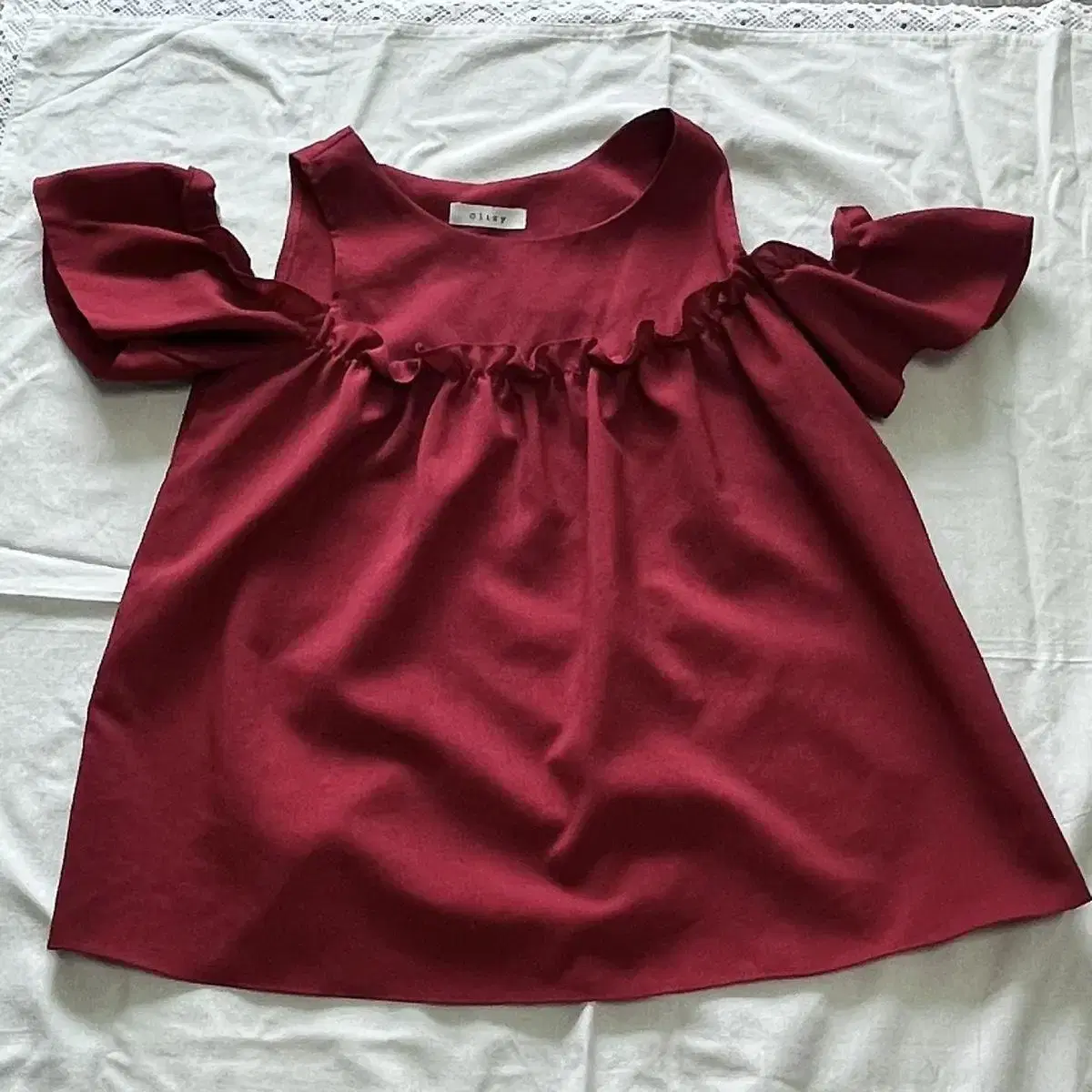 Lovely wine-colored off-the-shoulder~.