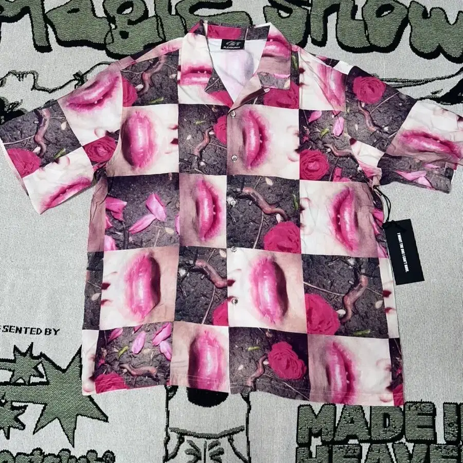 Pleasures 플레져스 wormy lips button shirt