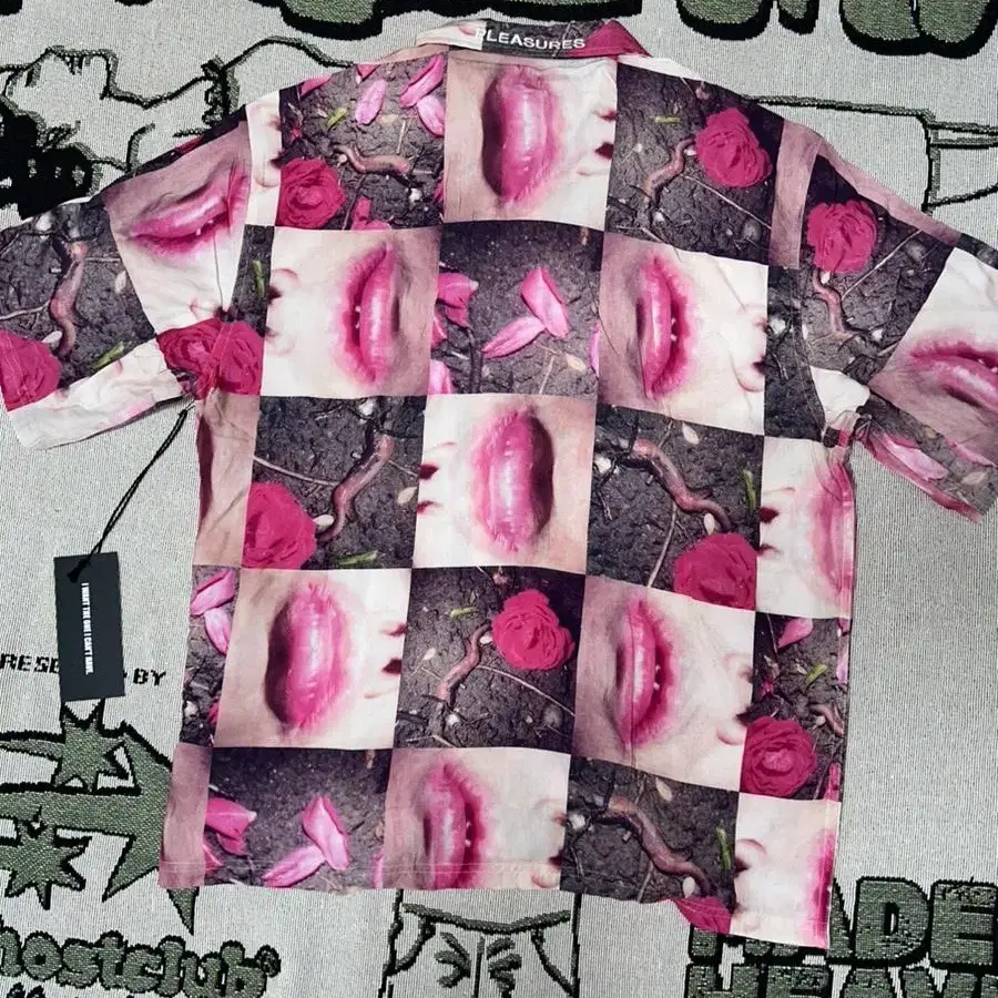 Pleasures 플레져스 wormy lips button shirt