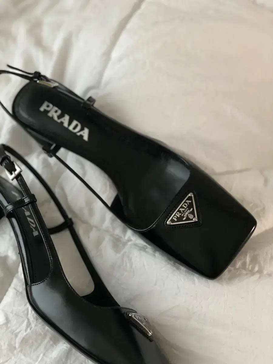 PRADA 슬링백 37.5 size [240-245]