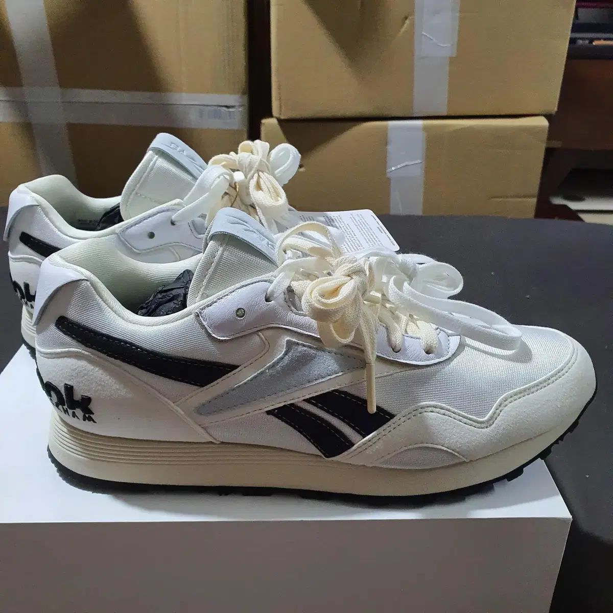 (Price Reduced) (265~270)Victoria Beckham X Reebok Rapid White/Black