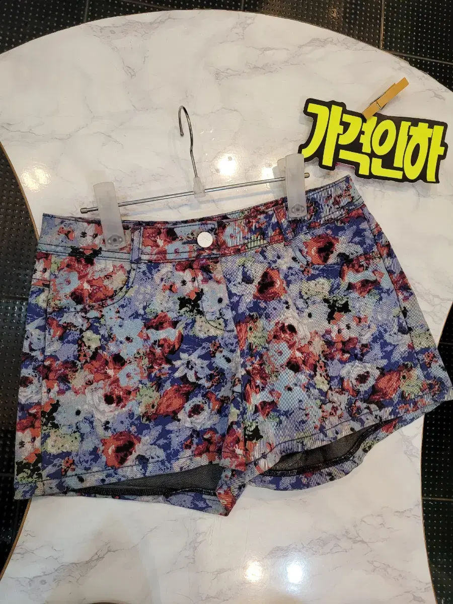 55 Flower-printed spandex shorts