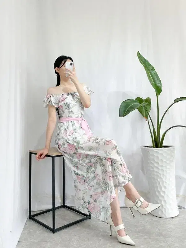 [Travel Look Vacation Look Recommendation]Chiffon flower long ONEPIECE off-the-shoulder