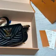 Louis Vuitton] Louis Vuitton LOGO LV M2472D Cuero BC1117 Pulsera unisex  grabada A+Rango – KYOTO NISHIKINO