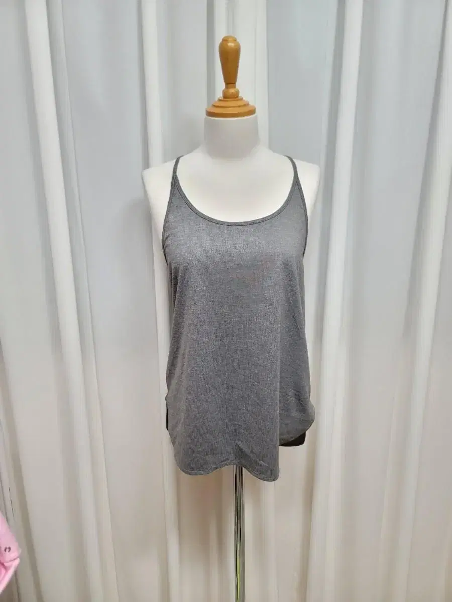 Slit Sleeveless T-shirt (New Product)