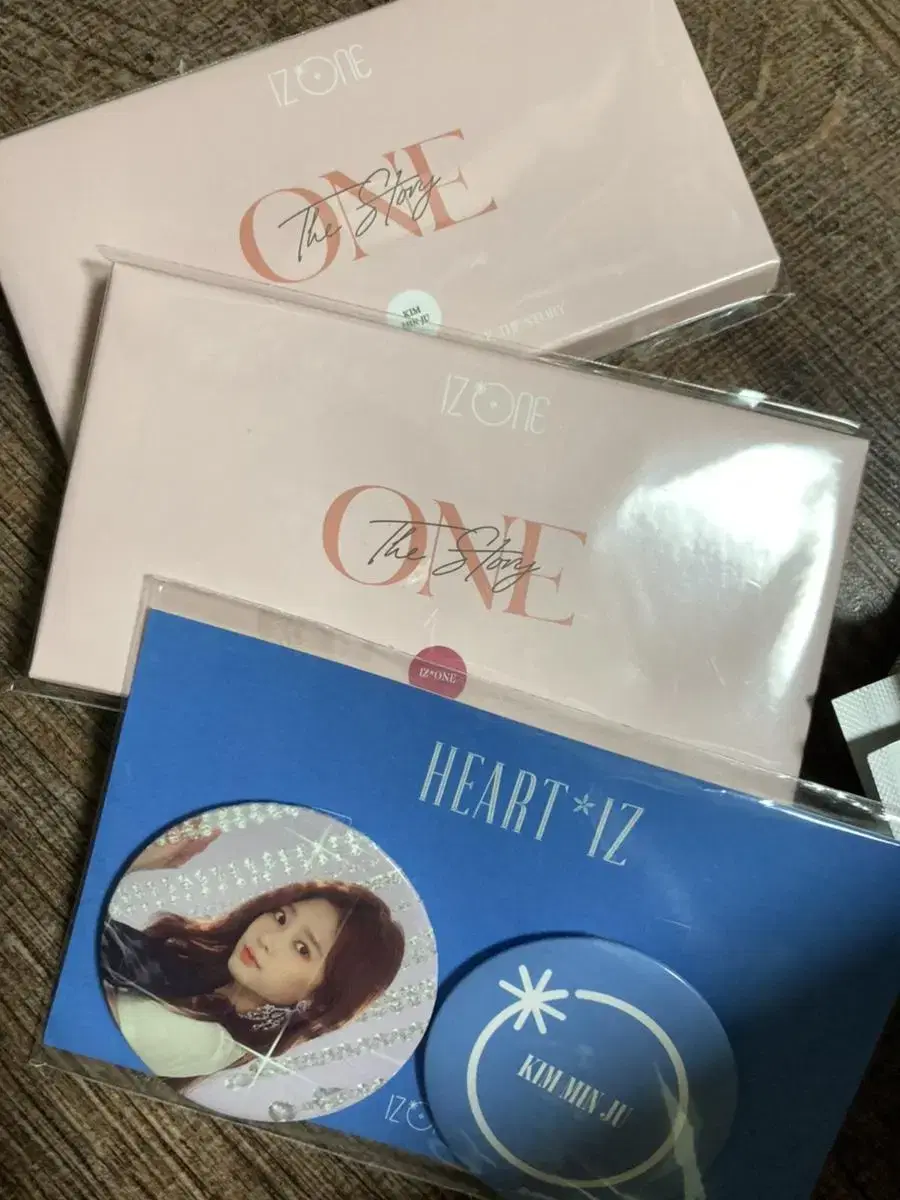 IZ*ONE minjoo Badge Set Pin Button Set photocard Holder WTS