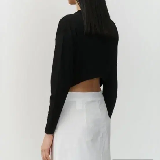 아모멘토 가디건 BACK CUT-OUT CARDIGAN_BLACK