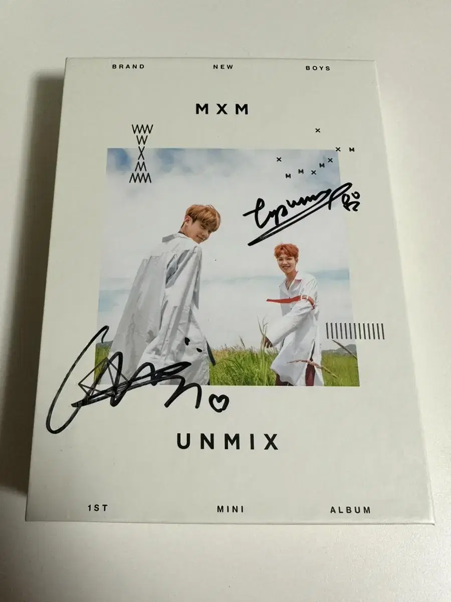 MXM Non-Sale Used sign album Sells