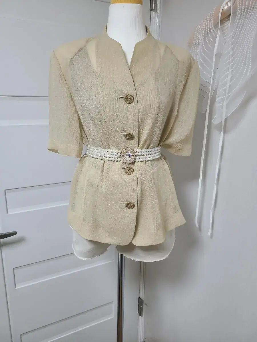 High-end summer jacket in beige with a soft feel