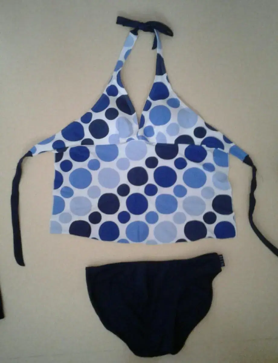 L'Lle halter neck sooyoung swimsuit (3 pieces)