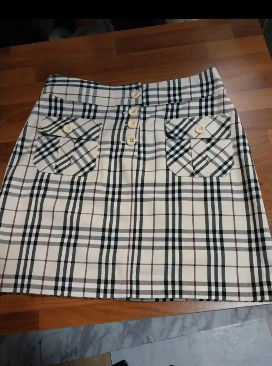 Burberry skirt (150,000 won in Bom Yeoreum)