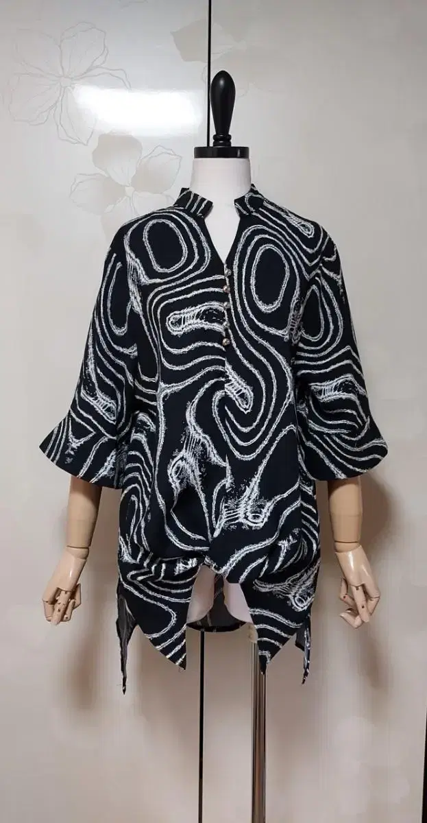 Front-knotted pattern blouse