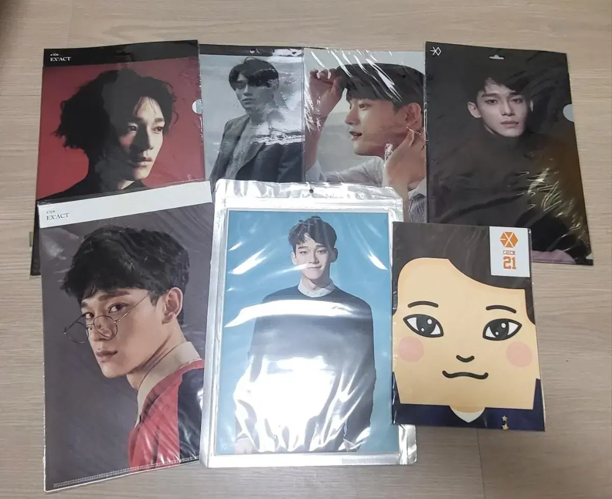 Exo chen sells merchandise sets.