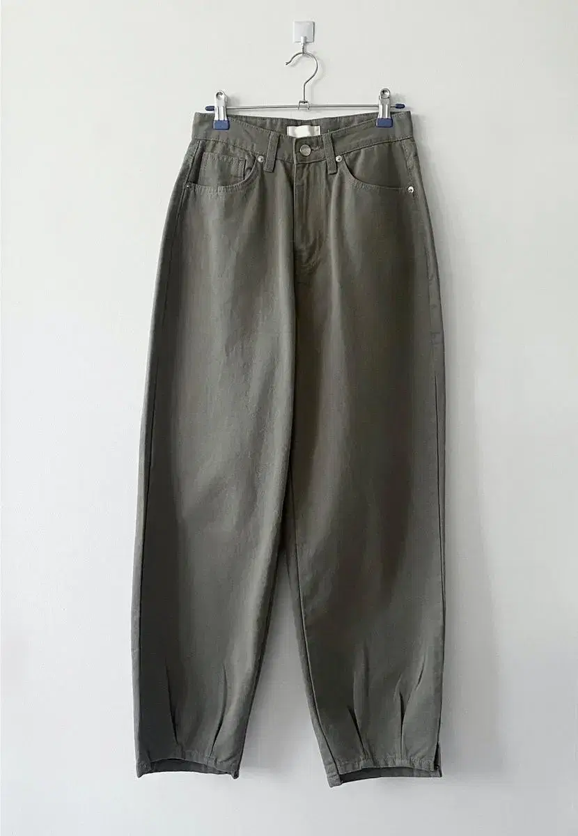 아르코이니스 semi wide olive pants