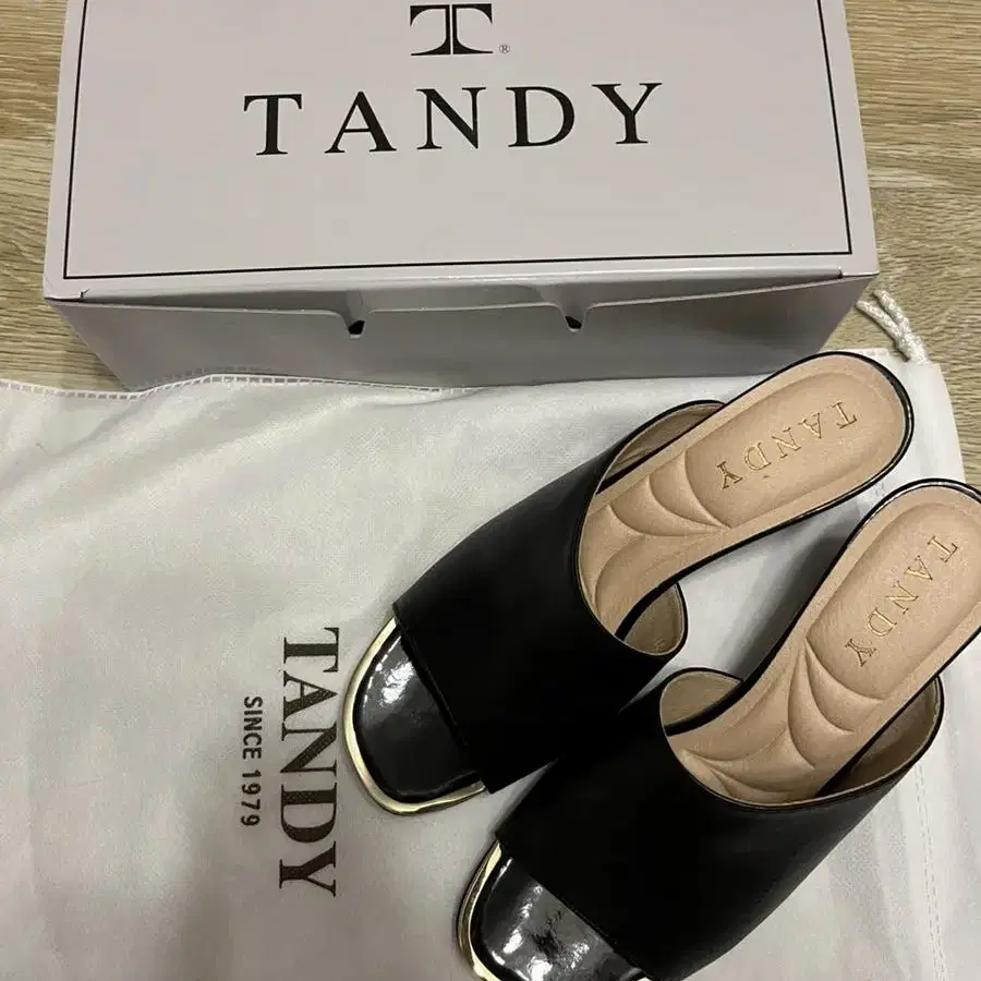 탠디 TANDY 블랙 샌들(새상품)