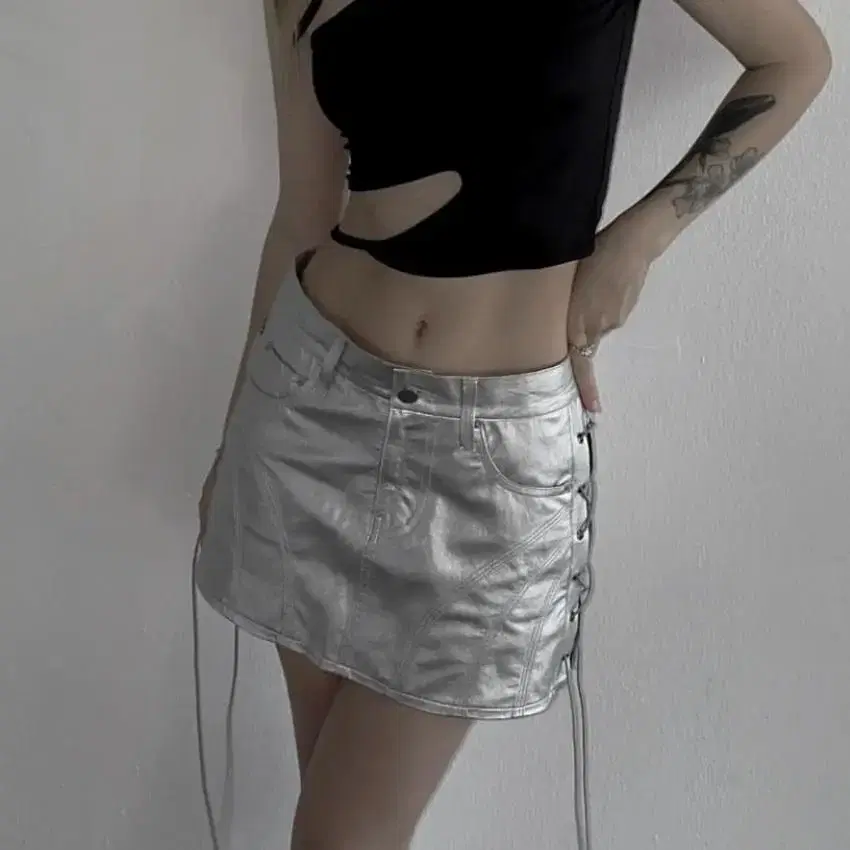 EYELET LEATHER SKIRT (SILVER)