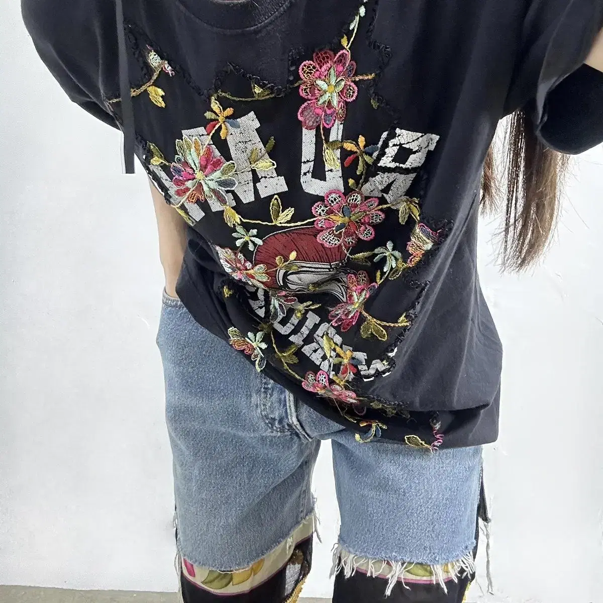 [유미아리아] YUUMI ARIA EMBROIDERY T-SHIRT