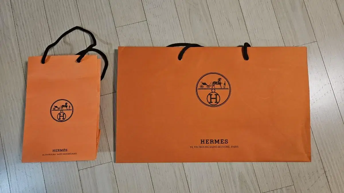 2 Hermès shopping bags 8000 won