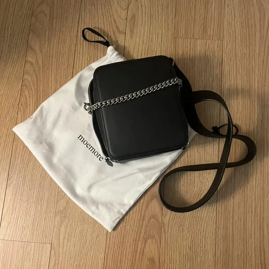 모에모어 체인 크로스백 SS BAG CLEAN BLACK