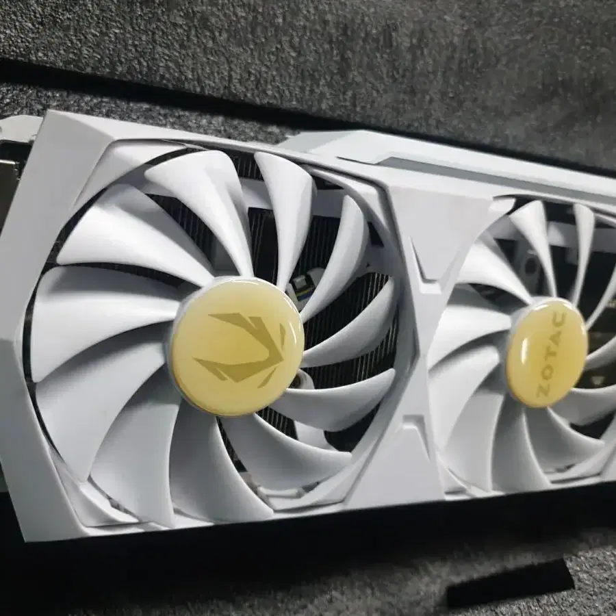 조탁 트리니티 rtx3080 그래픽카드 팝니다.