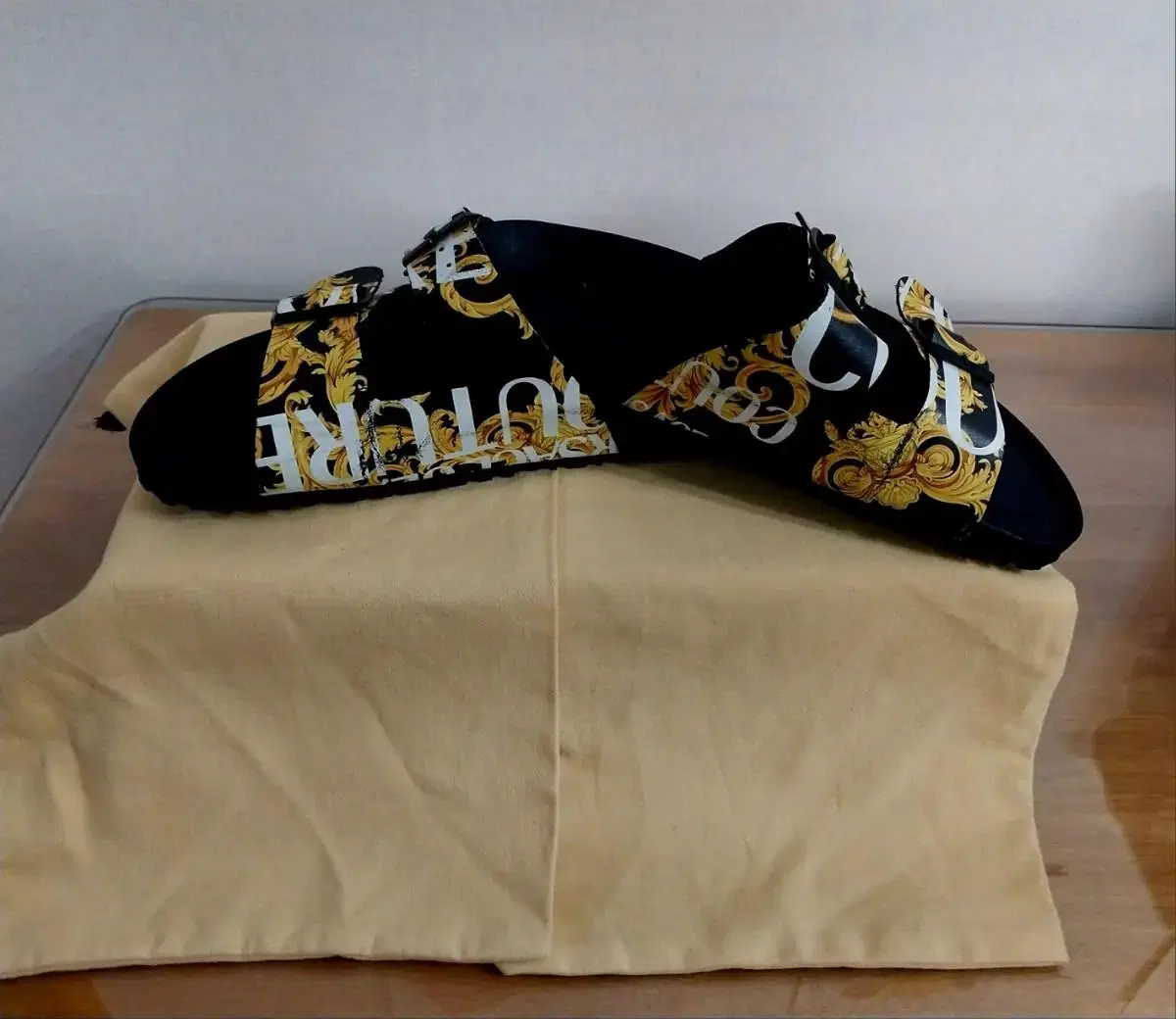 (Genuine) Versace Men&#x27;s Sandals (260)