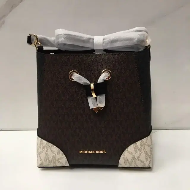 마이클코어스 Michael Kors 미디엄 머서 가죽 버킷 드로스트링