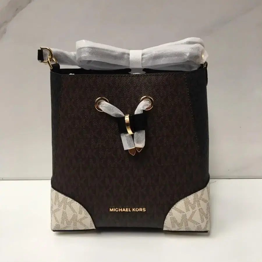 마이클코어스 Michael Kors 미디엄 머서 가죽 버킷 드로스트링