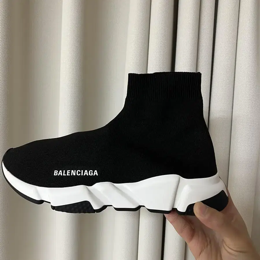 [새상품, EU41] 발렌시아가 BALENCIAGA 스피드러너 검흰 20