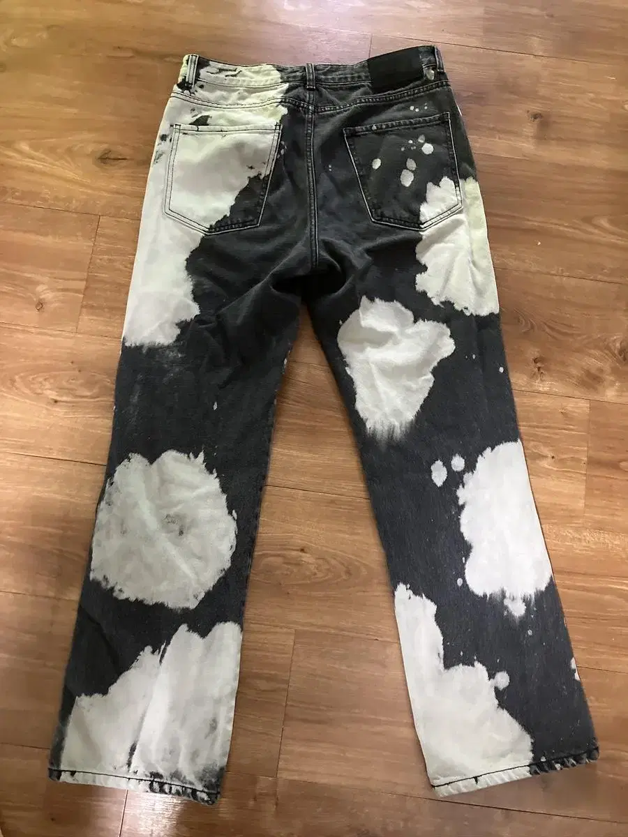 BLEACHED DENIM PANTS (Fashion)