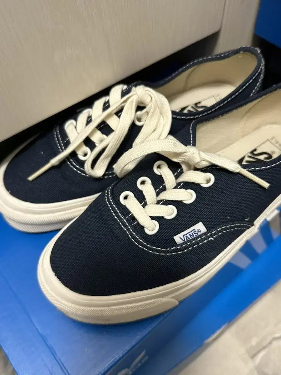 Vahn's Bolt Authentic Navy 220