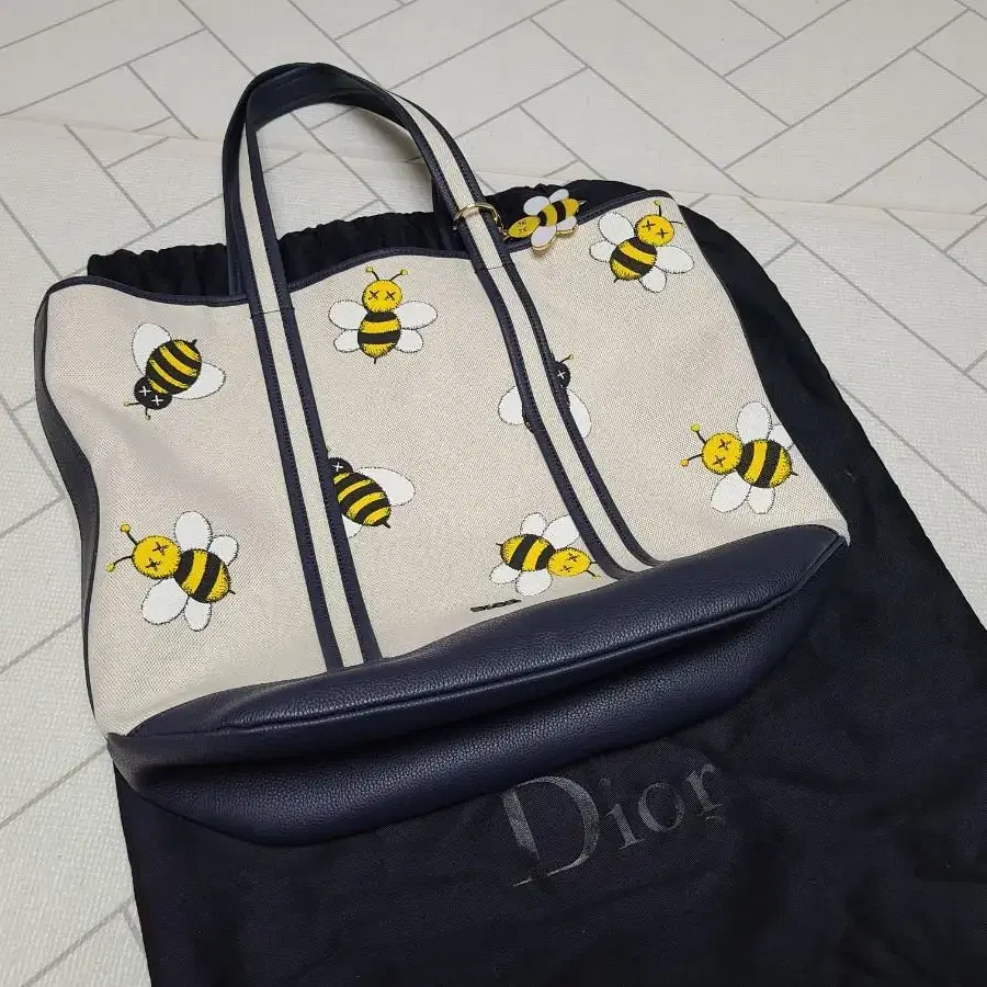 디올 bee 패턴 토트백  Dior x Kaws