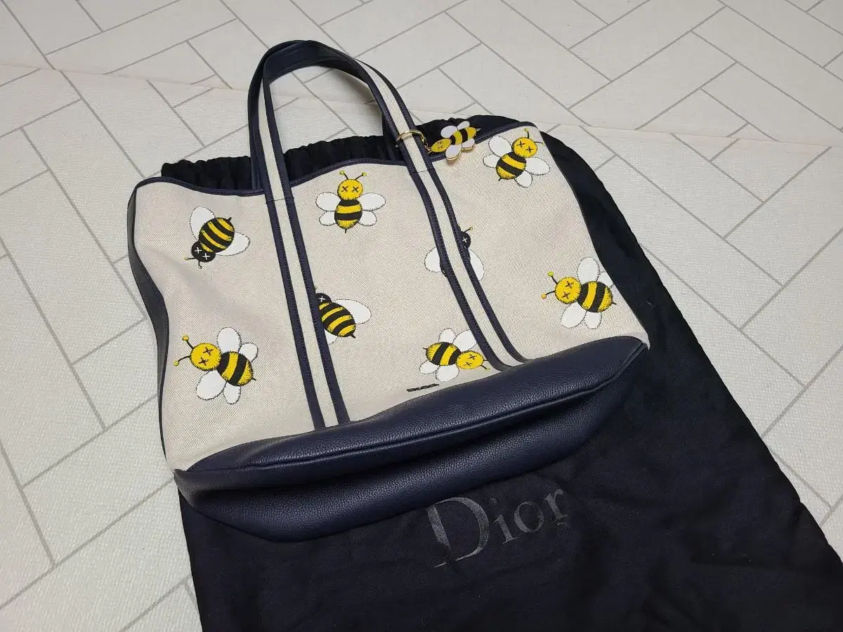 디올 bee 패턴 토트백  Dior x Kaws