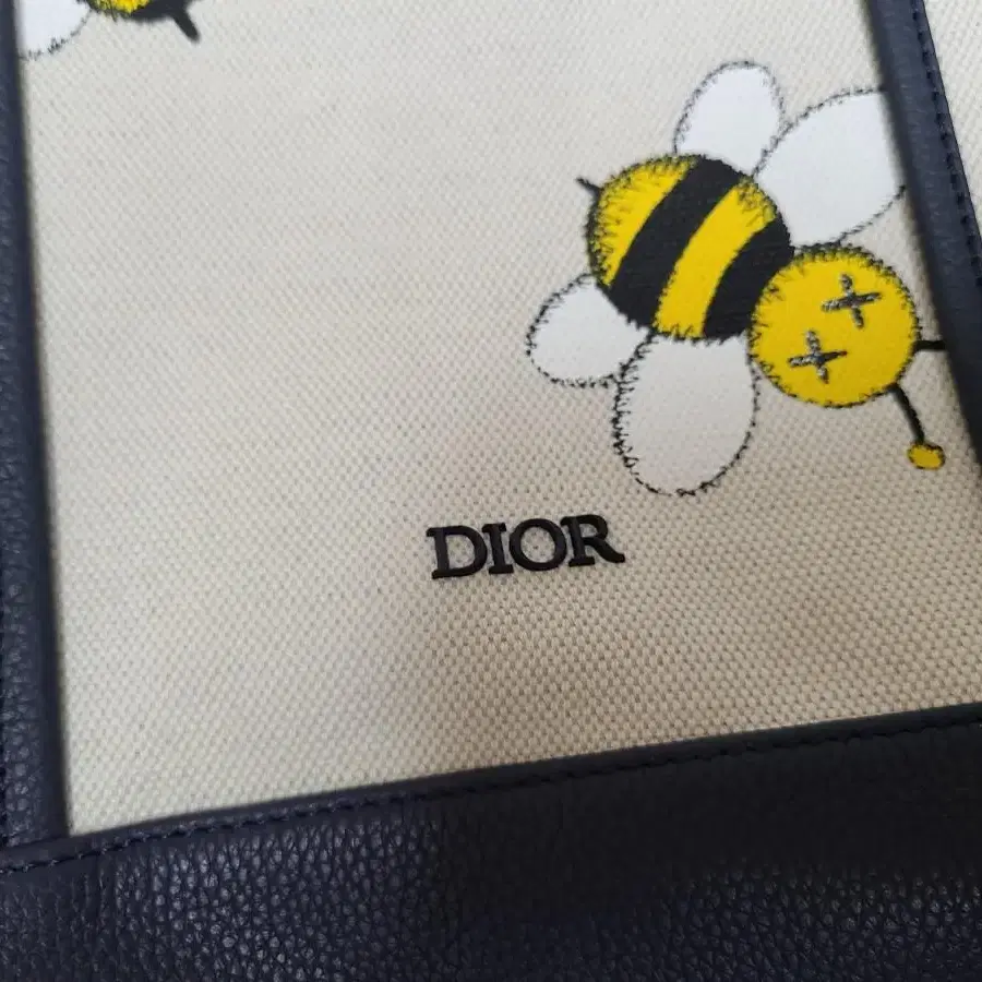 디올 bee 패턴 토트백  Dior x Kaws