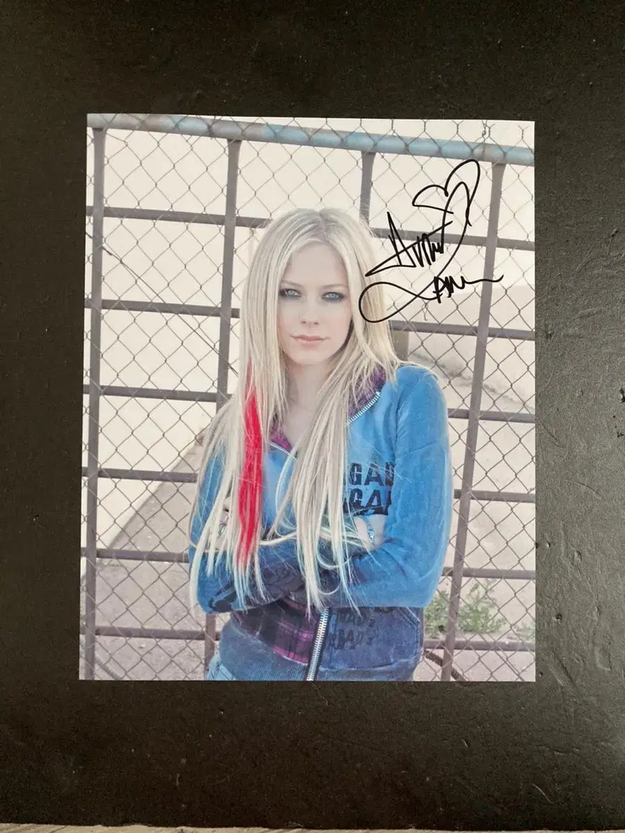 Avril Lavigne - Autographed photo + certificate