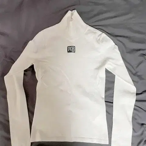 화이트 터틀넥 풀오버 White Turtleneck Pullover