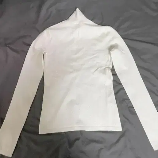 화이트 터틀넥 풀오버 White Turtleneck Pullover