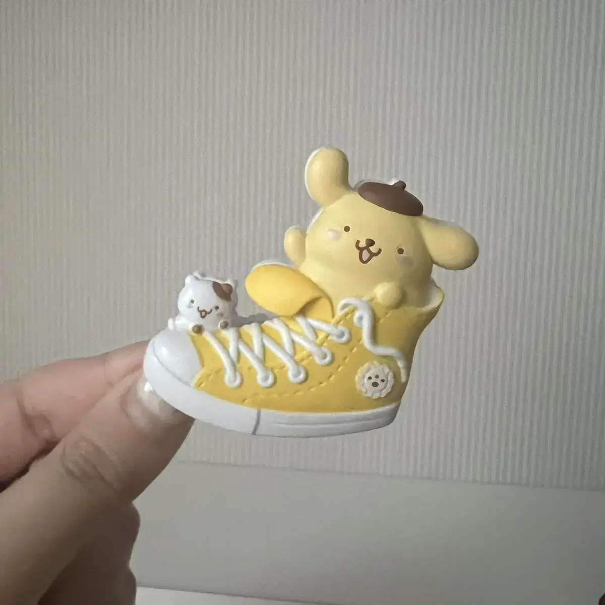 Pompompurin Converse Large Claw Clip