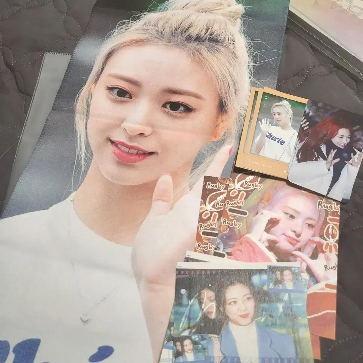 Itzy yuna Glitter Reflective Slogan