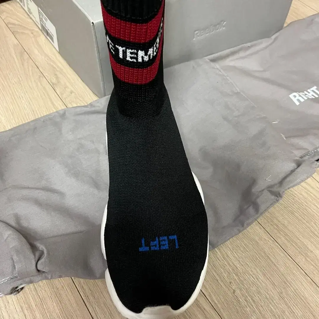 베트멍 삭스러너(VETEMENTS SS CREW UNISX) 250