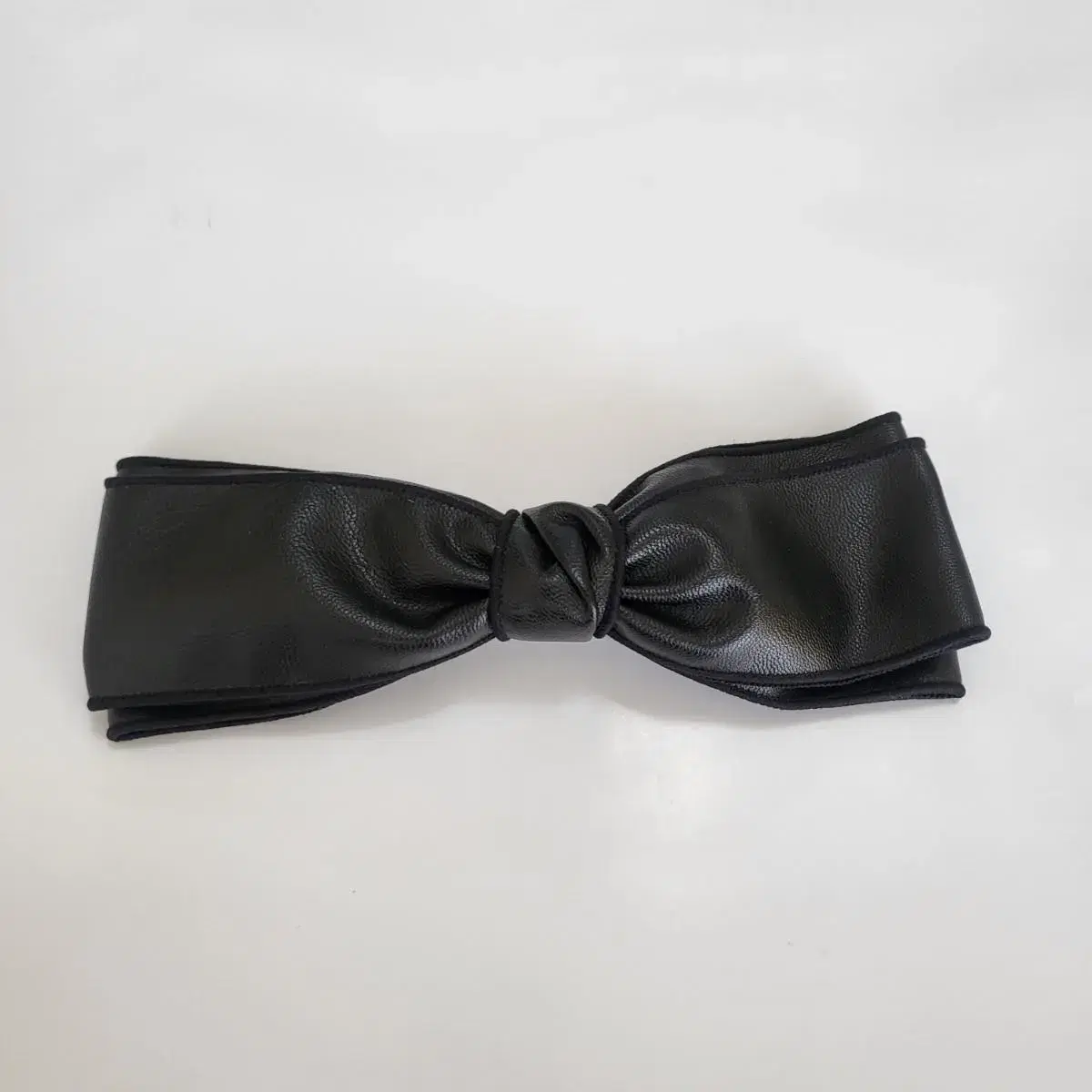 Black leather ribbon hairpin