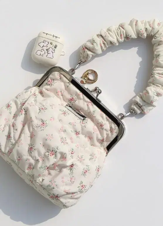 마가린핑거 FLORAL QUILTED TOTE BAG (CREAM)