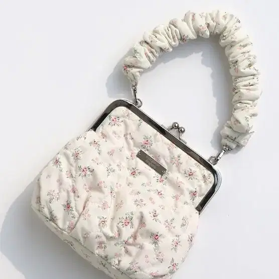 마가린핑거 FLORAL QUILTED TOTE BAG (CREAM)