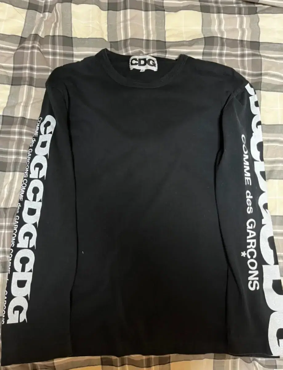 Sells Comme des Garçons CDG Large Size