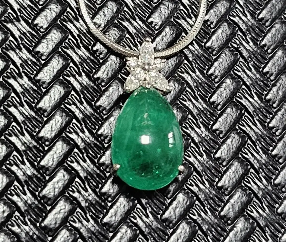 Women's necklace l Emeralds, natural dia. and 14k white gold