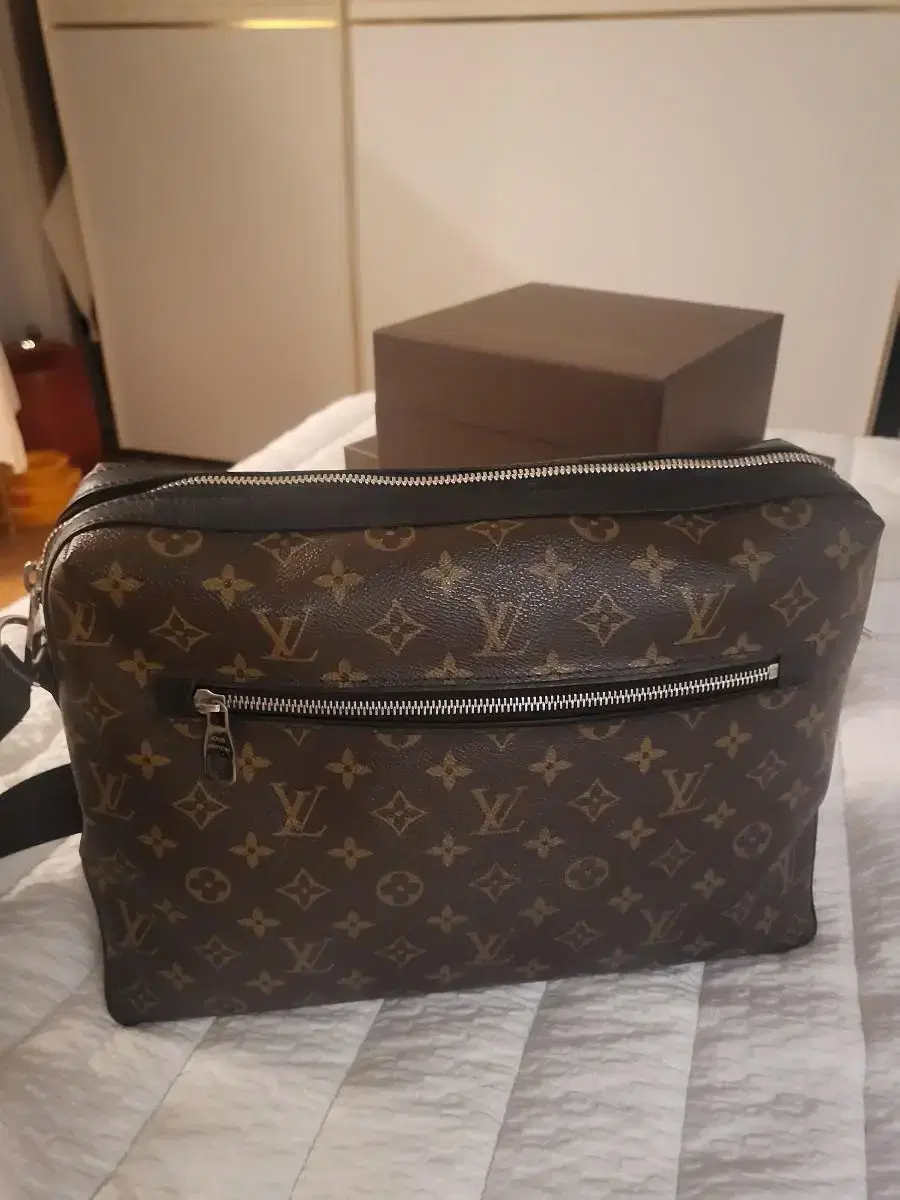 Louis Vuitton messenger bag. Genuine. Lightning care welcome. Last price.