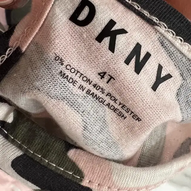 새제품)DKNY 유아 멜빵치마+티셔츠 세트 4y