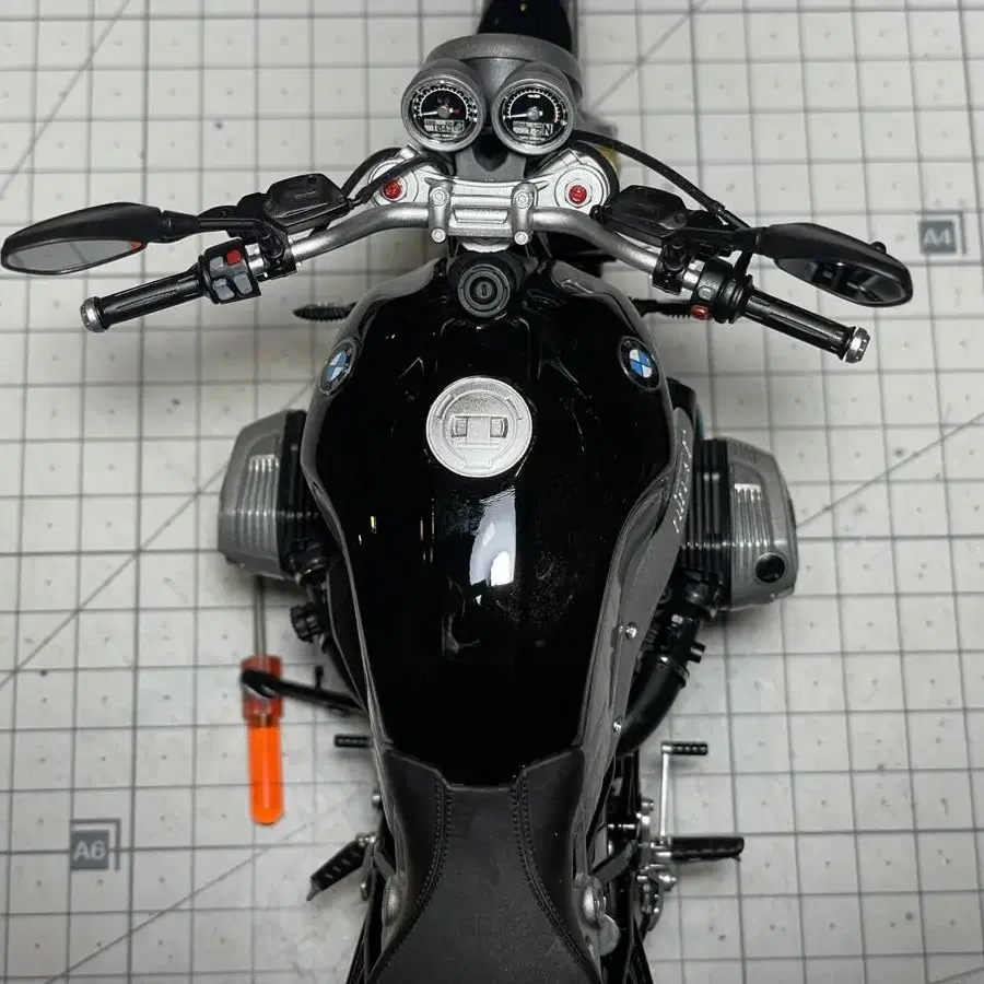 MENG BMW R nine T  1:9