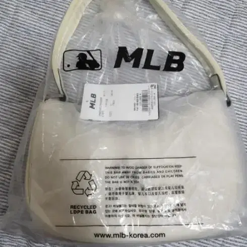 MLB클래식 모노그램 엠보 호보백 (새상품 크림색)