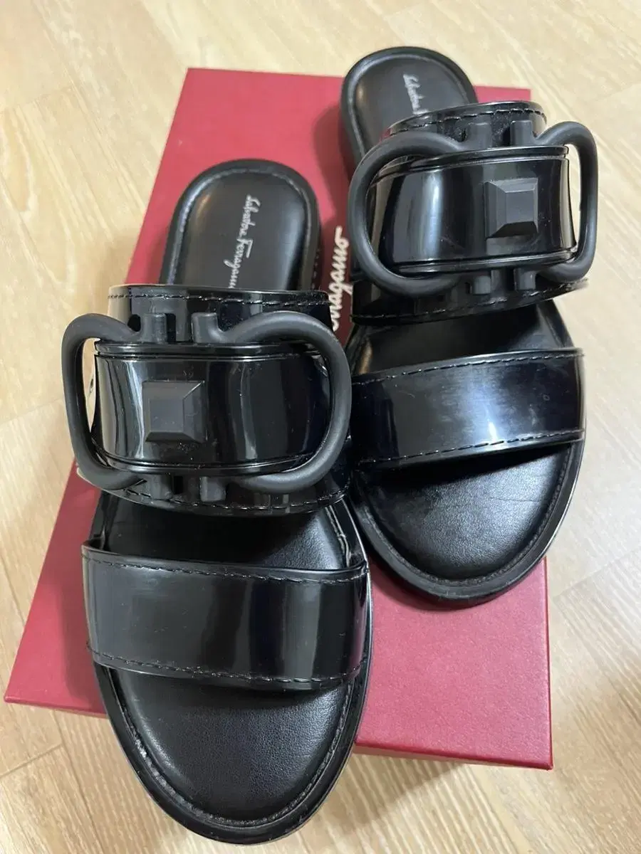 Ferragamo Ganchi Slippers (245-250)