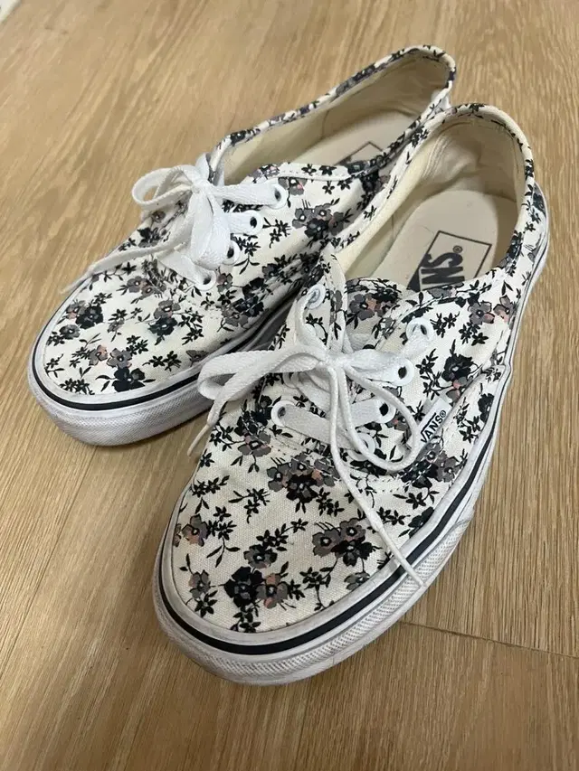 Vans 반스 정품 미국직구 여성 플라워 화이트 스니커즈 230 36.5